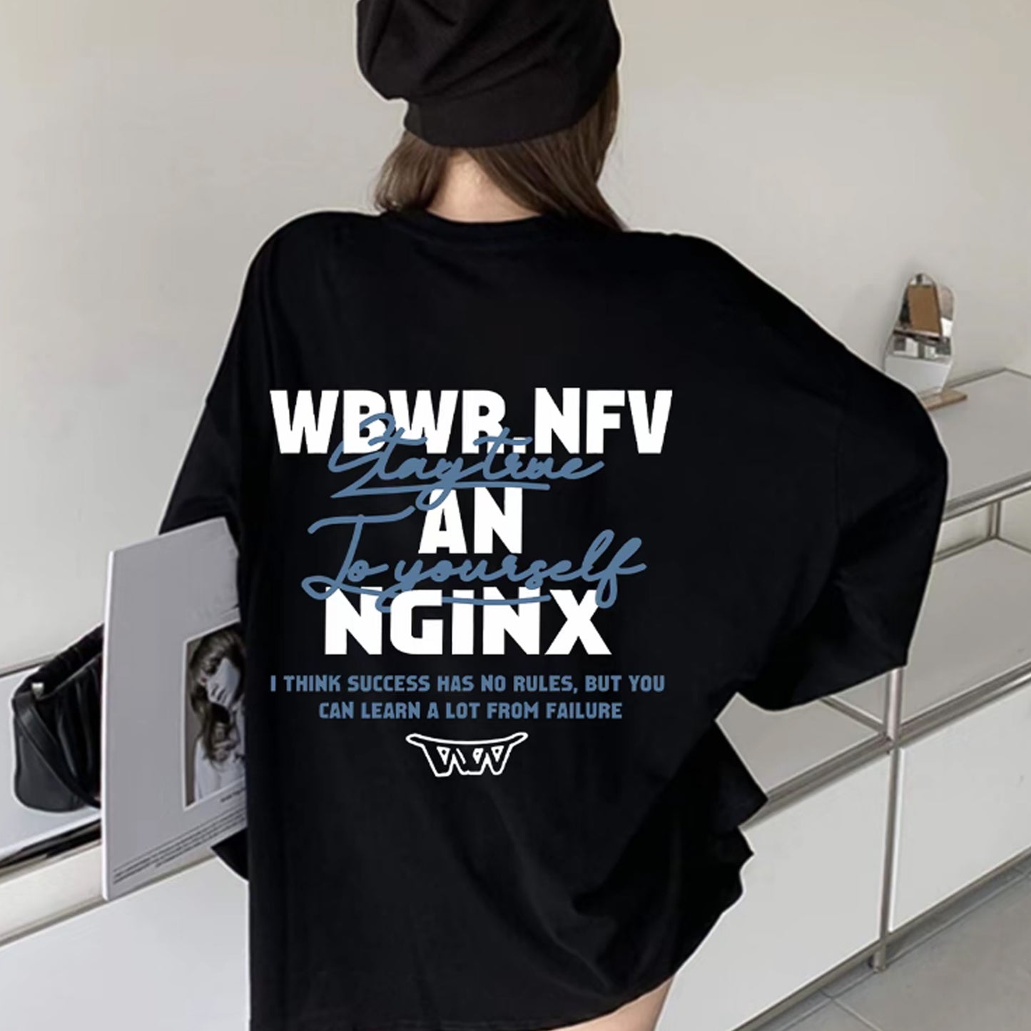 秋コーデに欠かせない新作アートレタープリント 長袖 T シャツ前後にデザインされた文字プリントが 程よい存在感を放ちシンプルながら一枚でおしゃ れ見え柔らかい素材とゆとりあるシルエットでス トレスフリーな着心地を実現ラウンドネック仕様 でレイヤードにも便利スキニーパンツやワイドパ ンツと合わせてもバランスが取りやすく普段使い からお出かけ旅行まで活躍するアイテム多色展開 でトレンドカラーも充実