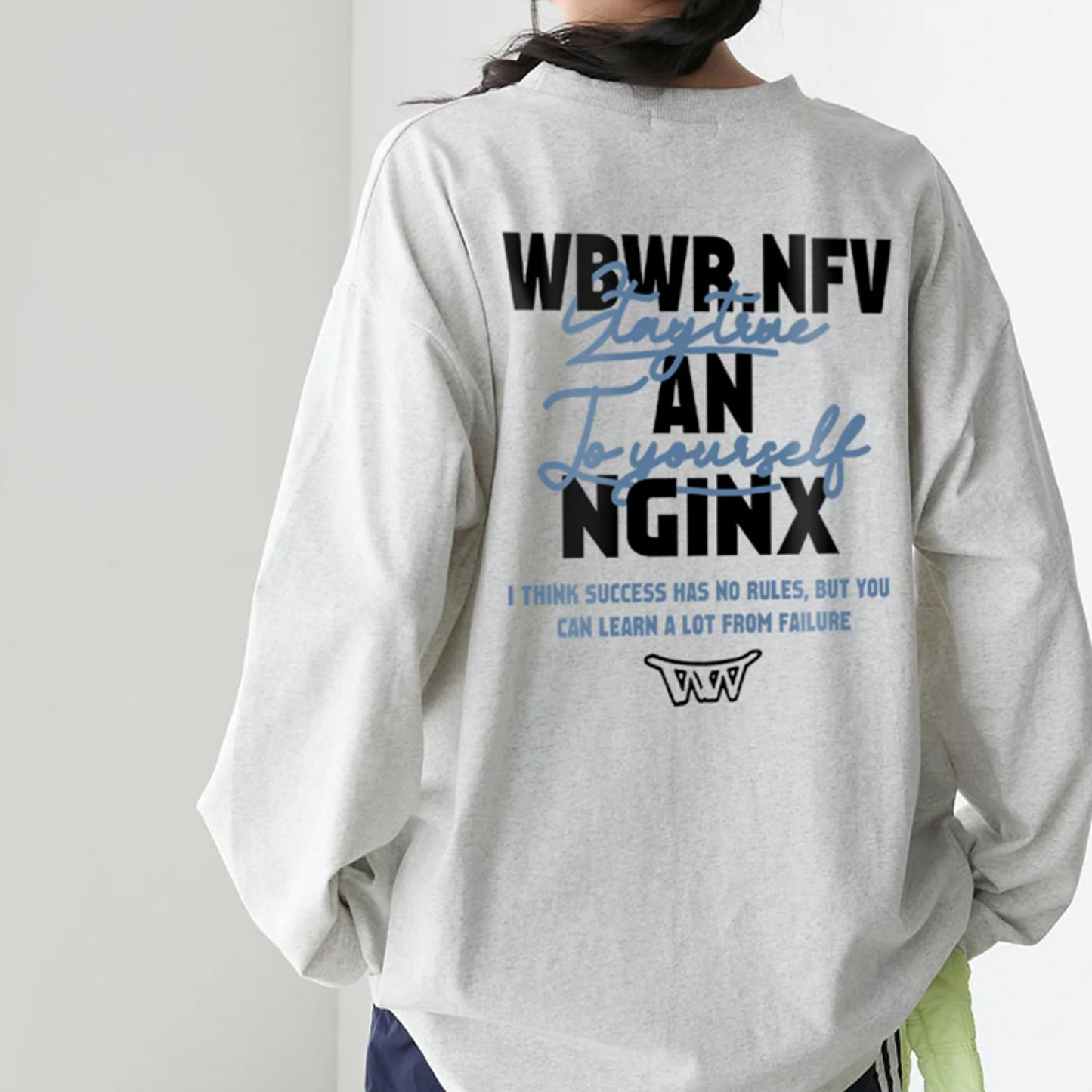 秋コーデに欠かせない新作アートレタープリント 長袖 T シャツ前後にデザインされた文字プリントが 程よい存在感を放ちシンプルながら一枚でおしゃ れ見え柔らかい素材とゆとりあるシルエットでス トレスフリーな着心地を実現ラウンドネック仕様 でレイヤードにも便利スキニーパンツやワイドパ ンツと合わせてもバランスが取りやすく普段使い からお出かけ旅行まで活躍するアイテム多色展開 でトレンドカラーも充実