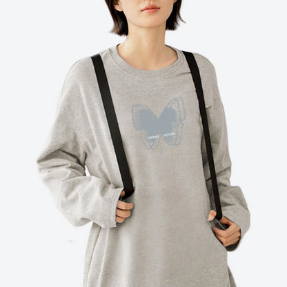 フロントに施されたアートバタフライプリントが目を引く長袖 T シャツは秋のトレンドスタイルに最適です柔らかな素材が肌に優しく長時間着用しても快適シンプルなラウンドネックでレイヤードコーデにも合わせやすいデニムパンツロングスカートレギンスなど様々なアイテムと相性が良く普段使いから旅行カフェデート週末のお散歩まで幅広いシーンで活躍します落ち着いた色合いと豊富なカラーバリエーションで大人可愛い雰囲気を演出できます